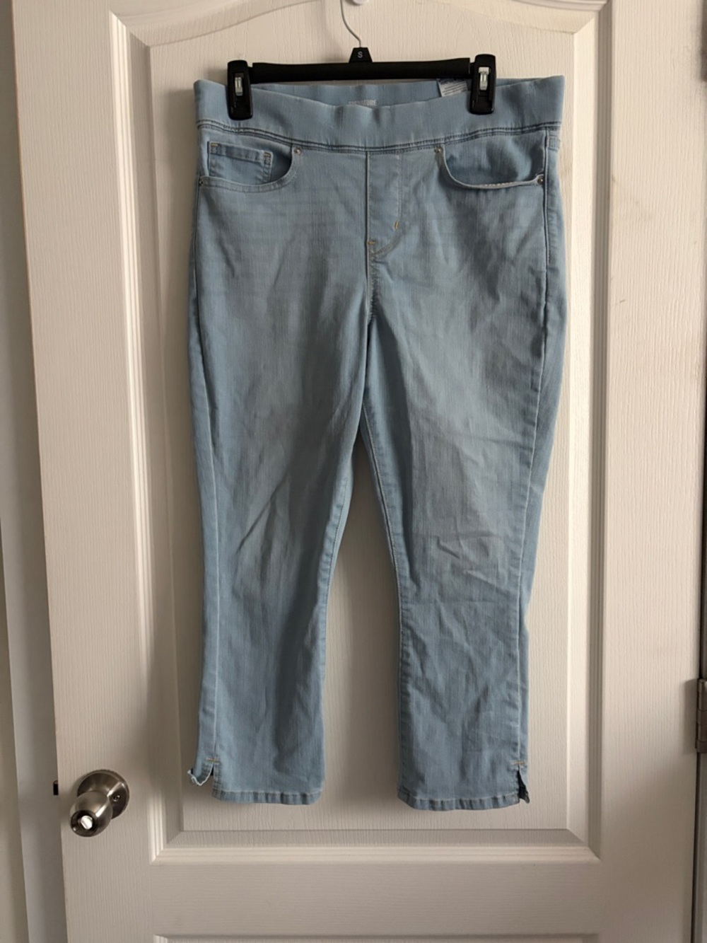 Light Blue Women’s Pull-On Capri Trousers
